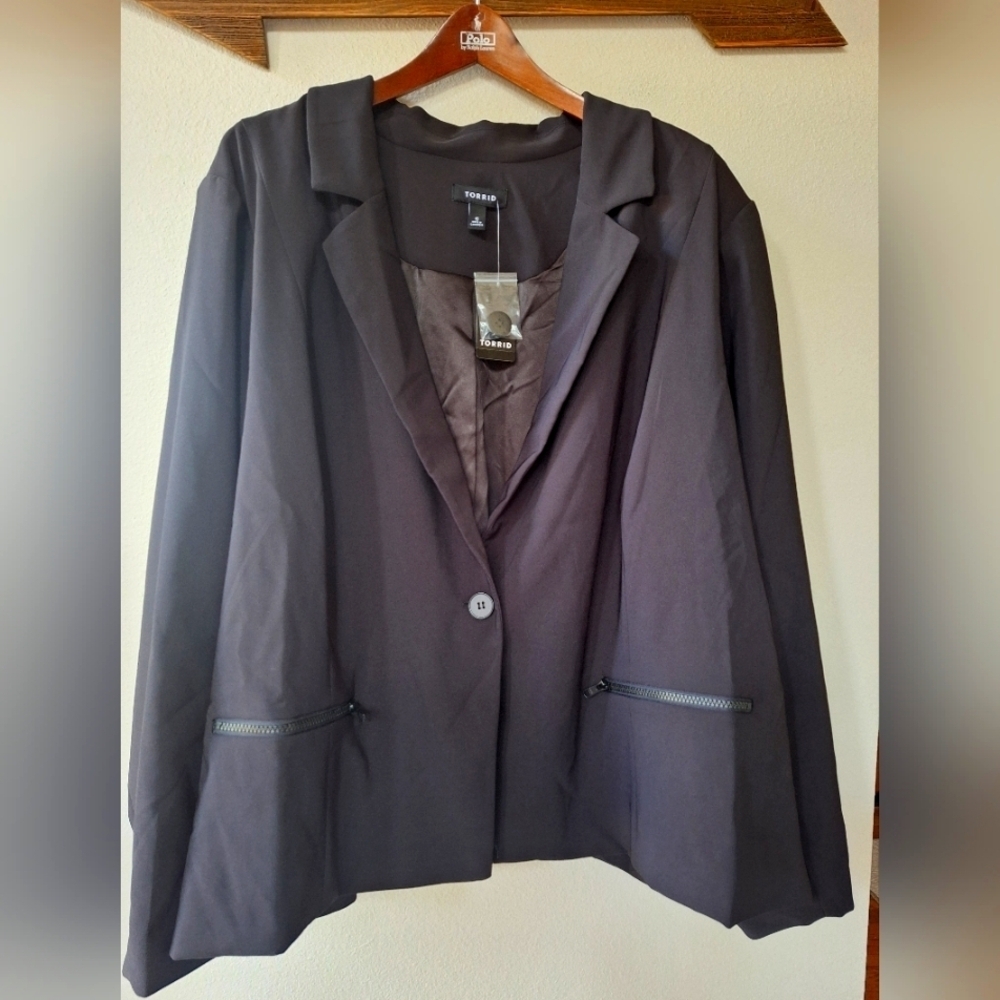 NWT Torrid Studio Black Crop Blazer One Button Closure Lined Womens Size 6